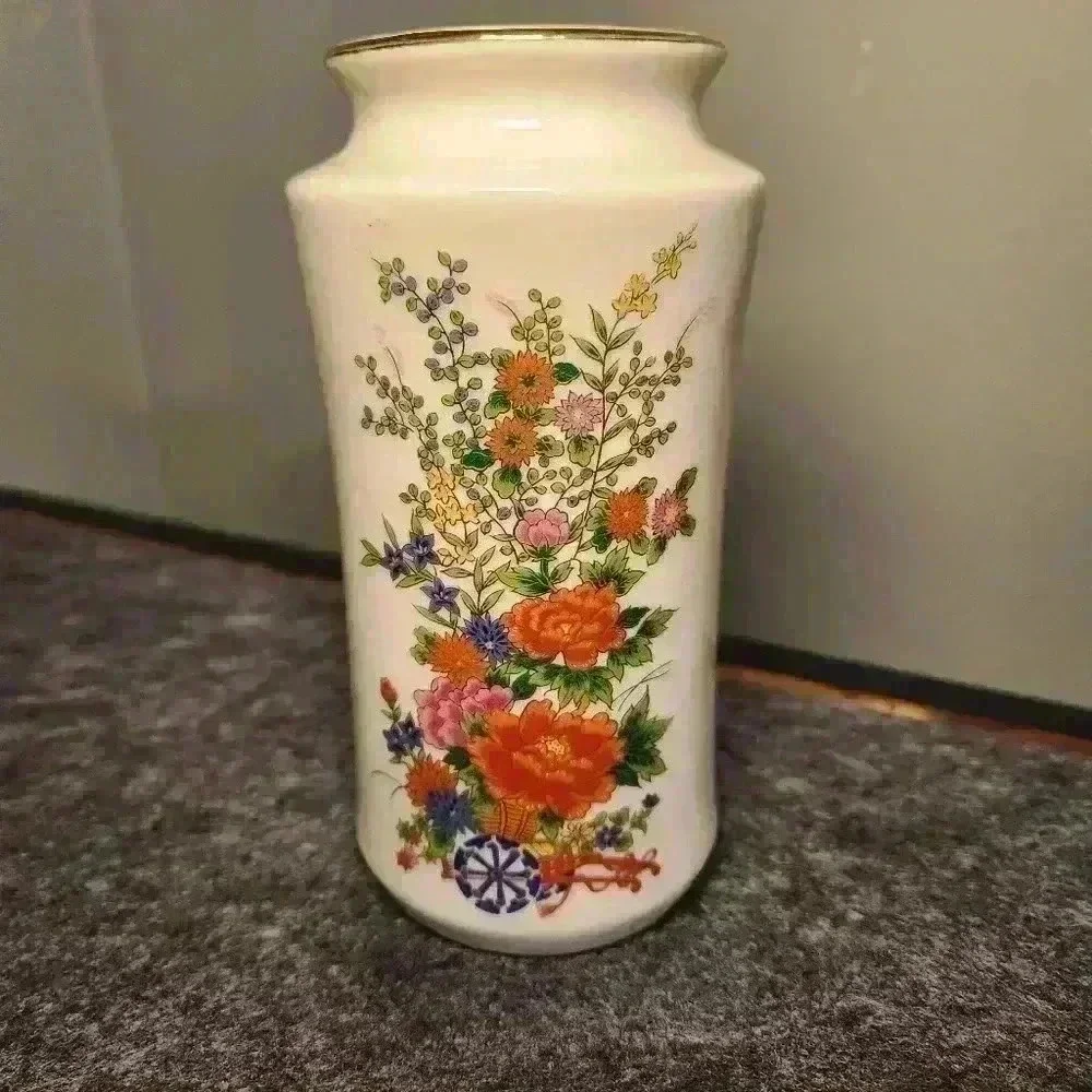 Japanese Floral Hand‎ Painted Vase 6” Tall Gifts From Around The World Gold Trim